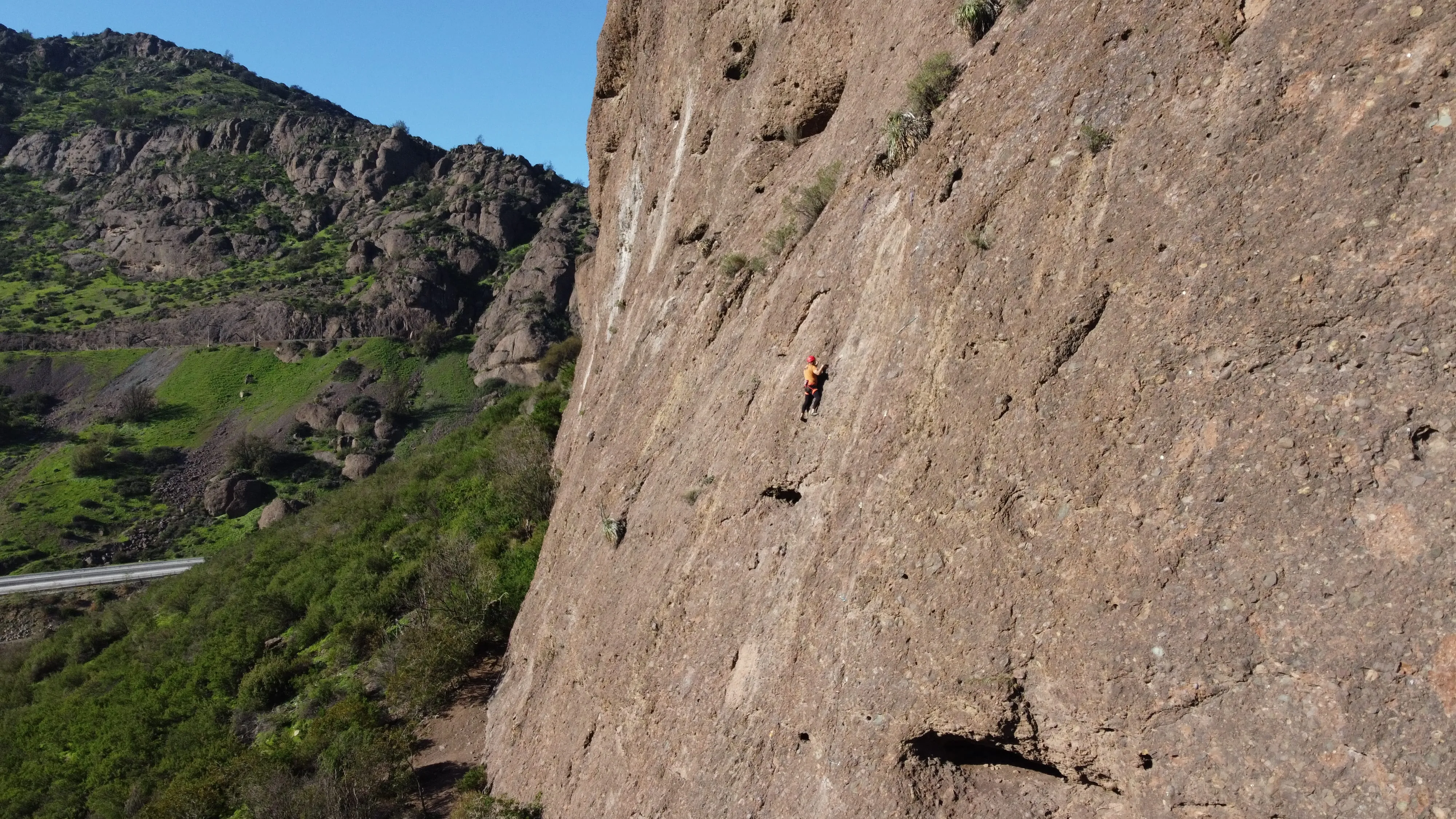 Paredes de roca del sector Las Chilcas, escalada deportiva cerca de Valparaíso